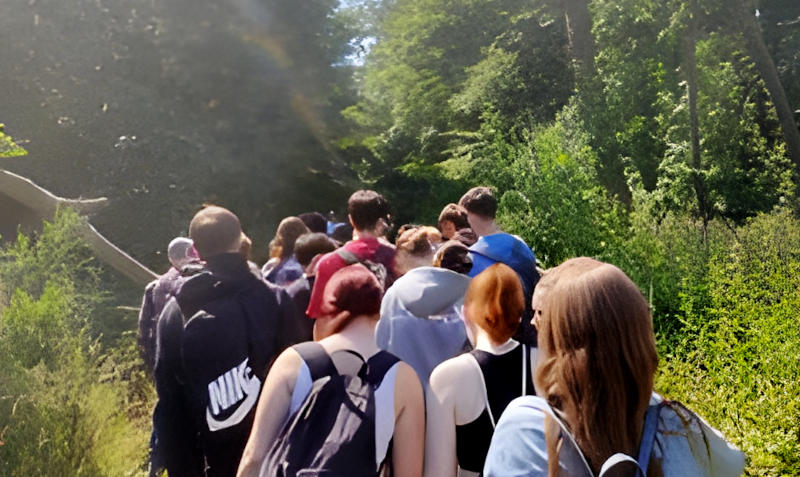 Eine Schüler*innengruppe im Hambacher Forst
