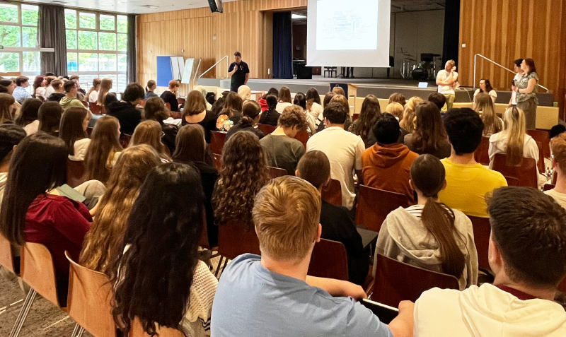 Menschen in der Aula des Burgau-Gymnasiums